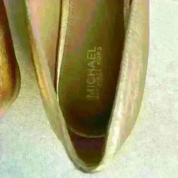 NWOT. Micheal Kors Gold Flat Shoes Size 8. - Picture 5 of 5